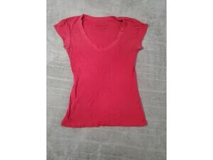 Arizona Jean Company Red V-Neck Ribbed T-Shirt